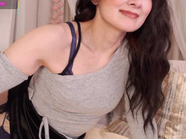 Laydee-E's BongaCams show and profile