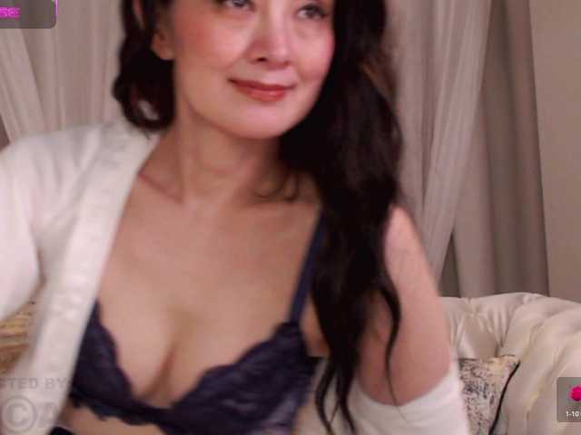 Laydee-E's BongaCams show and profile