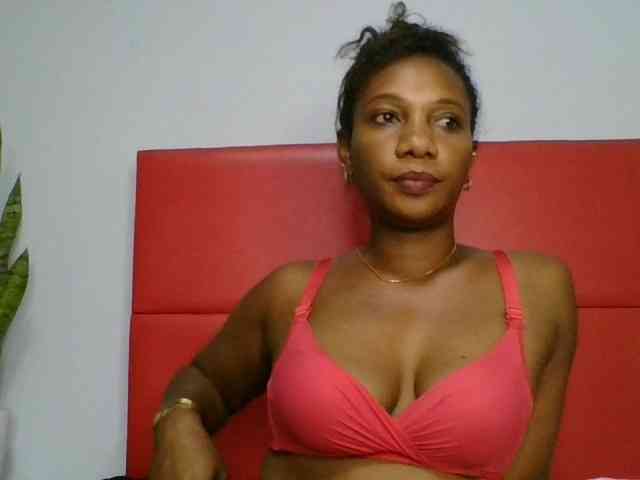 Faozia Live Webcam on BongaCams