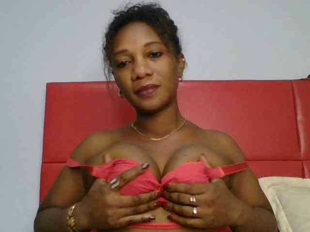 Faozia Live Webcam on BongaCams