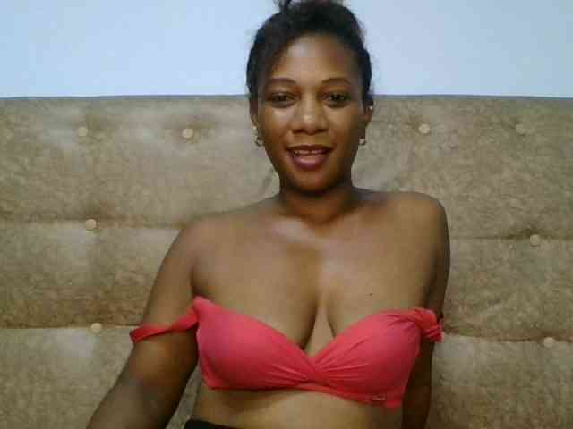 Faozia Live Webcam on BongaCams