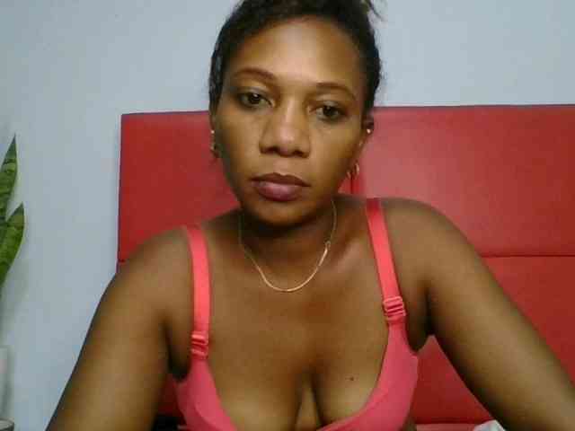 Faozia Live Webcam on BongaCams