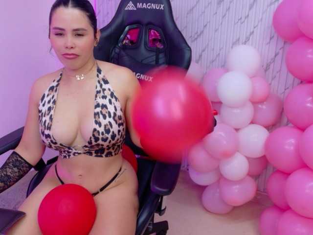 lararoberts1 Live Cam on BongaCams