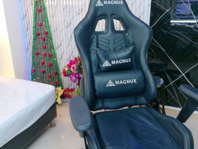 lararoberts1 on BongaCams and RICams