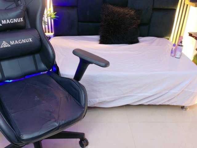 lararoberts1 webcam bongacams model stream image