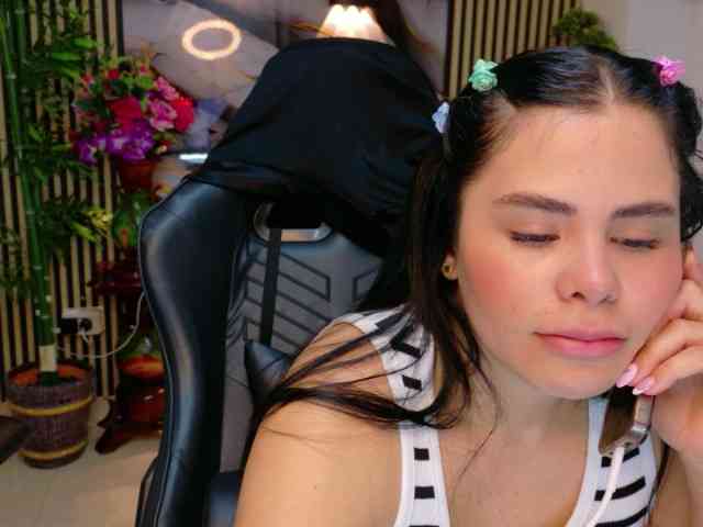 lararoberts1 webcam