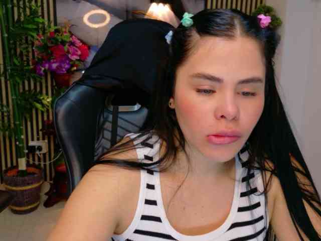 lararoberts1 webcam