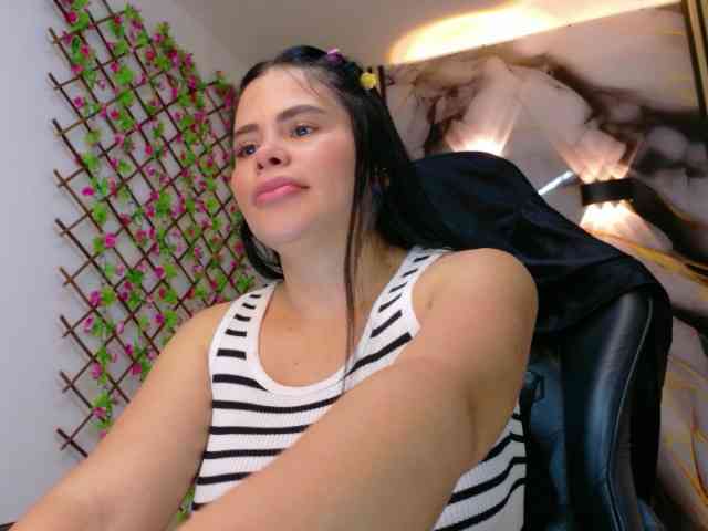 lararoberts1 webcam