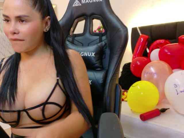 lararoberts1 webcam