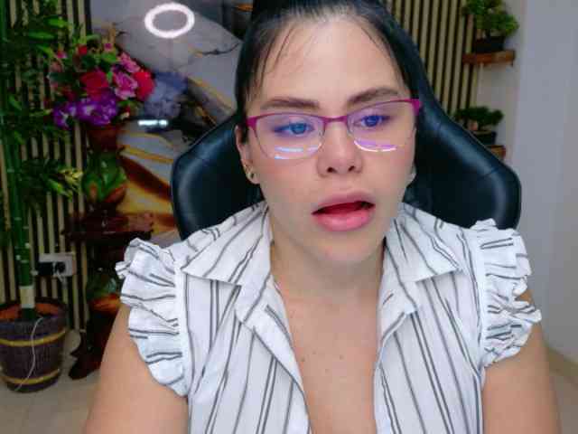 lararoberts1 webcam