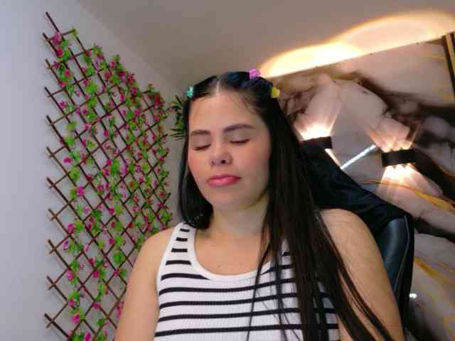 lararoberts1 webcam