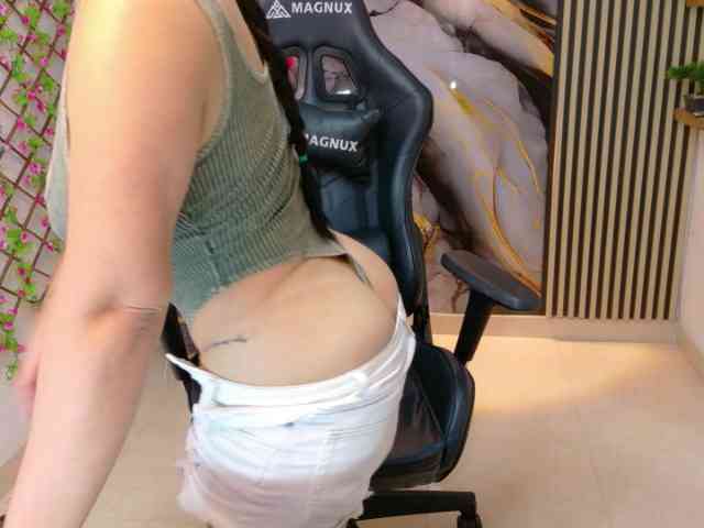 lararoberts1 webcam