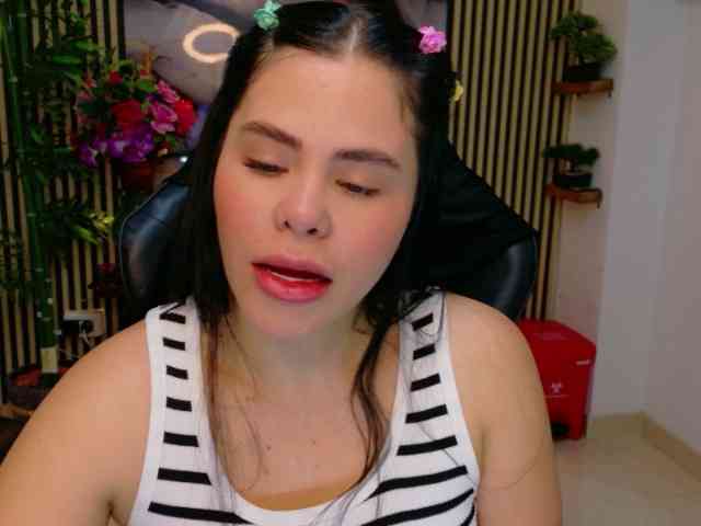 lararoberts1 webcam