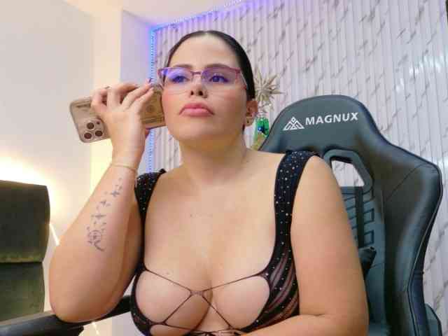 lararoberts1 webcam