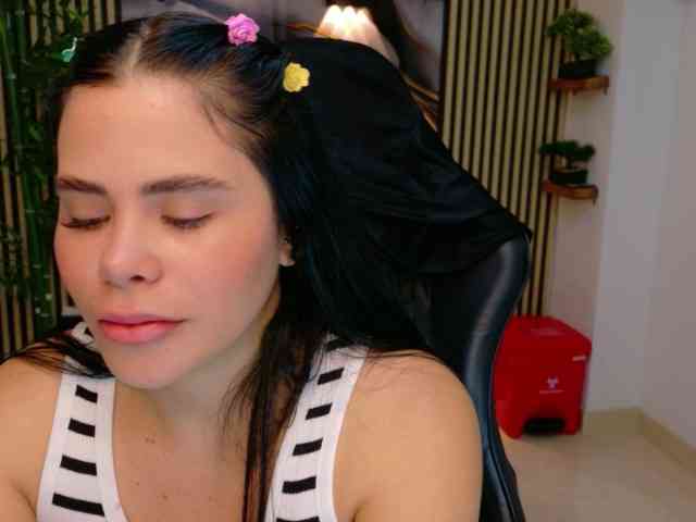 lararoberts1 webcam