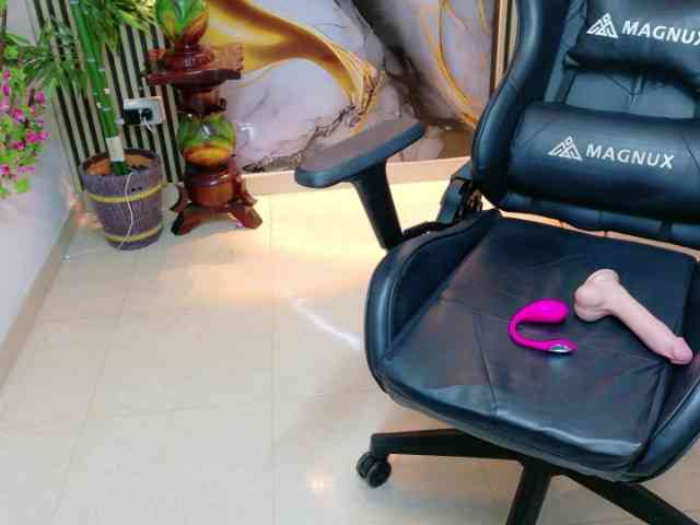 lararoberts1 webcam