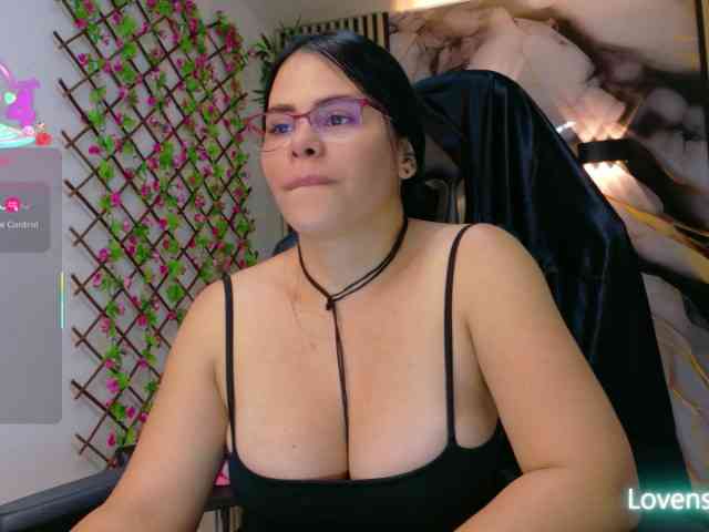 lararoberts1 webcam
