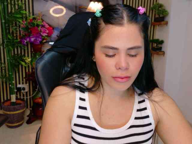 lararoberts1 webcam