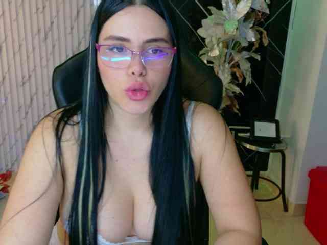 lararoberts1 webcam