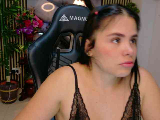 lararoberts1 webcam