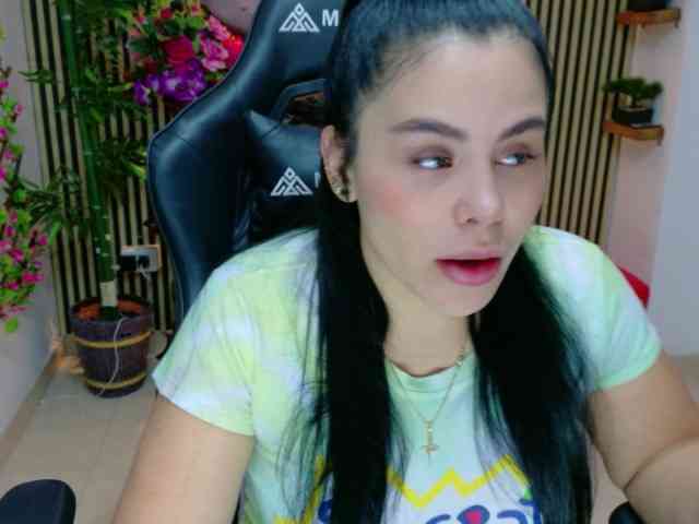 lararoberts1 webcam
