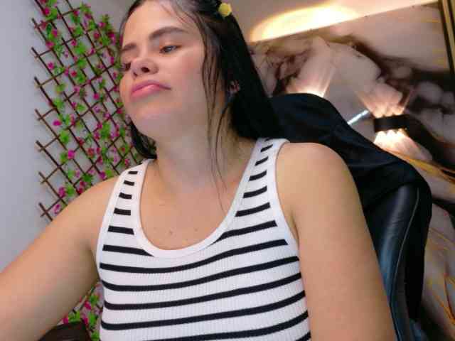 lararoberts1 webcam
