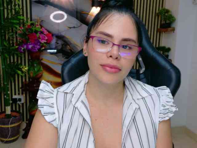 lararoberts1 webcam