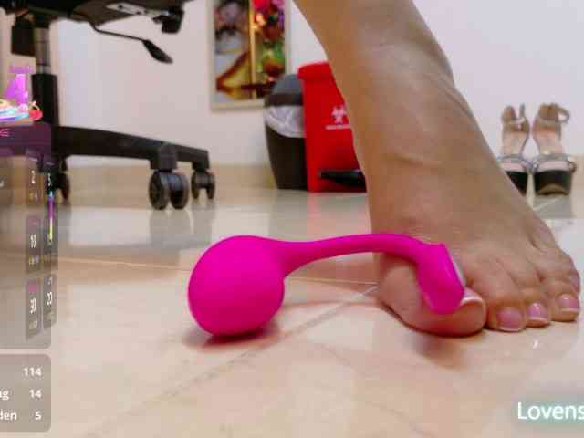 lararoberts1 webcam