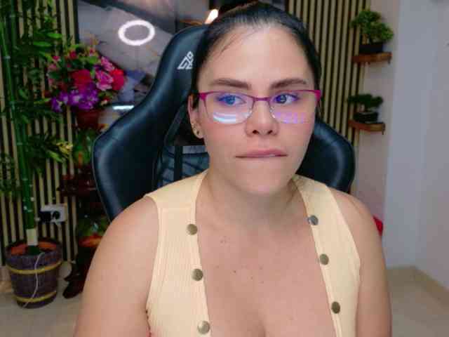 lararoberts1 webcam