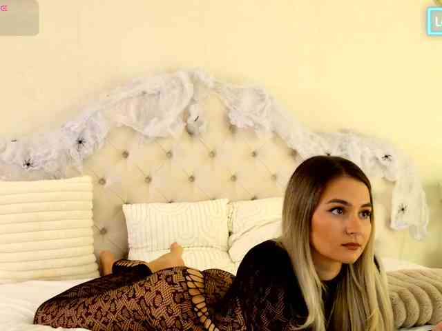 BlondieAnnia webcam