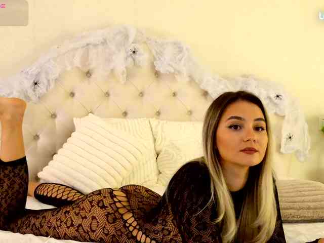 BlondieAnnia webcam