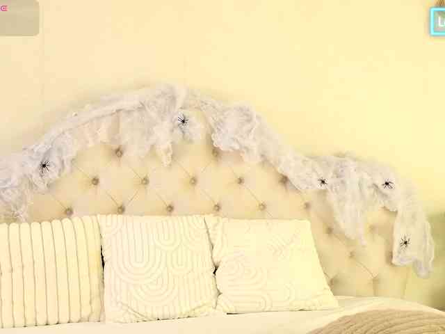 BlondieAnnia webcam