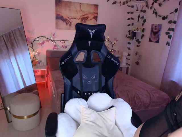 LunaraAdams webcam