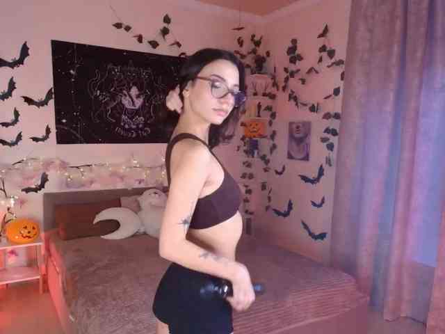 LunaraAdams webcam