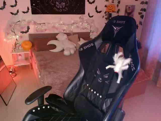 LunaraAdams webcam