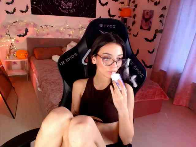 LunaraAdams webcam