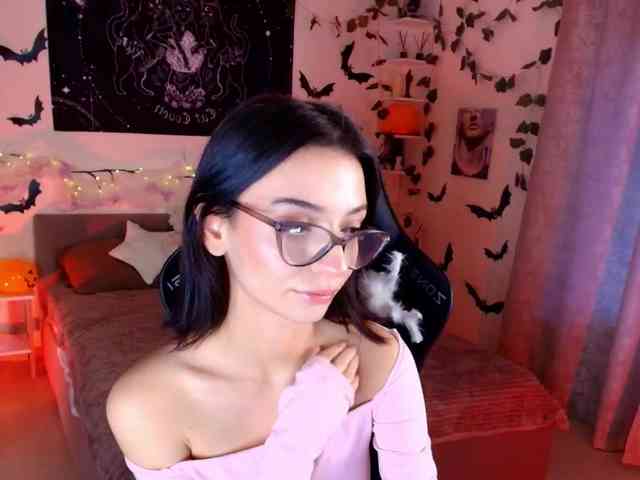 LunaraAdams webcam
