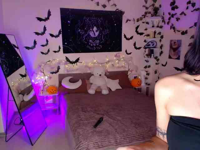 LunaraAdams webcam