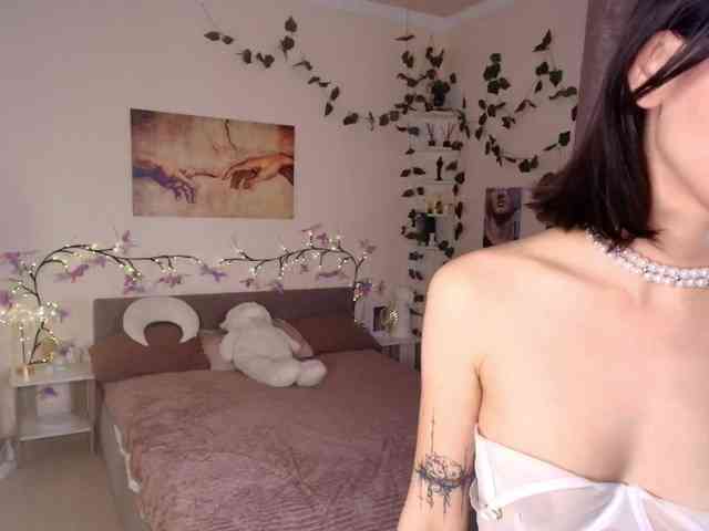 LunaraAdams webcam