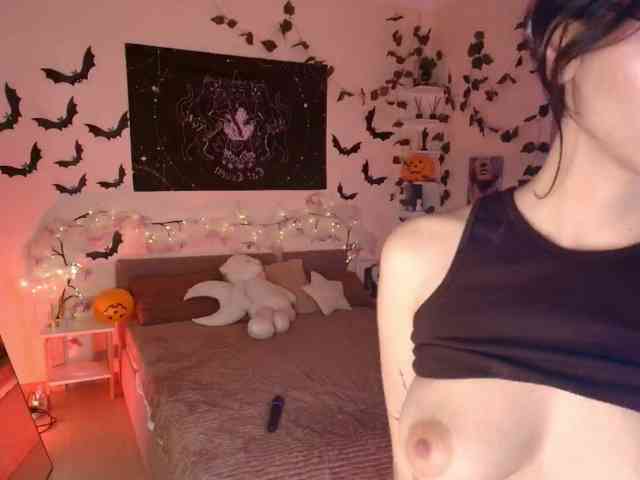 LunaraAdams webcam