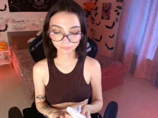 LunaraAdams webcam