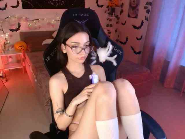 LunaraAdams webcam