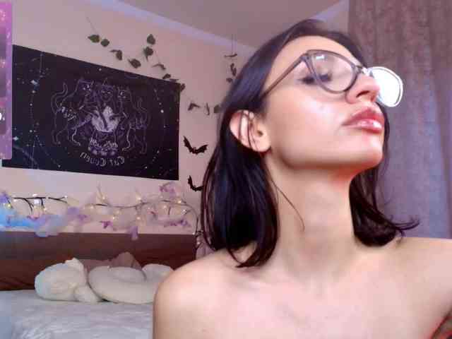 LunaraAdams webcam