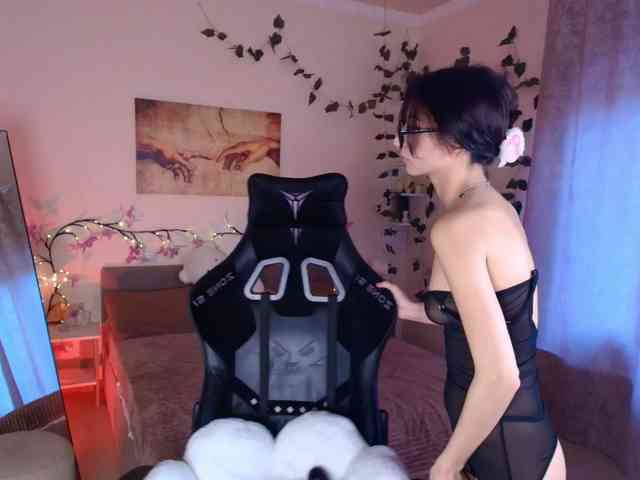 LunaraAdams webcam