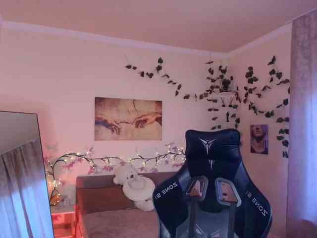 LunaraAdams webcam