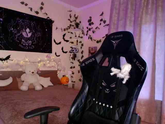 LunaraAdams webcam