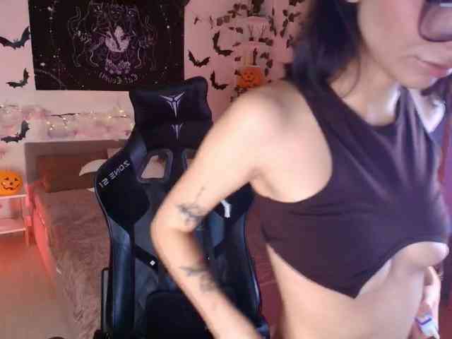 LunaraAdams webcam