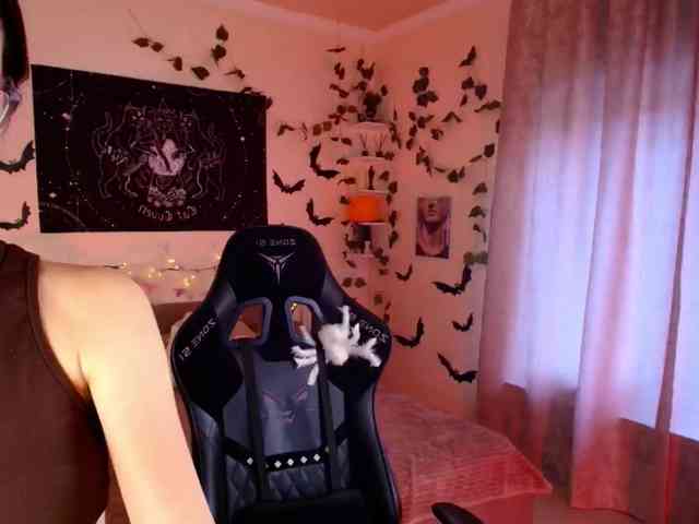 LunaraAdams webcam