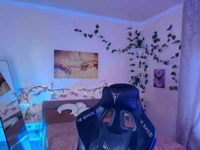 LunaraAdams webcam