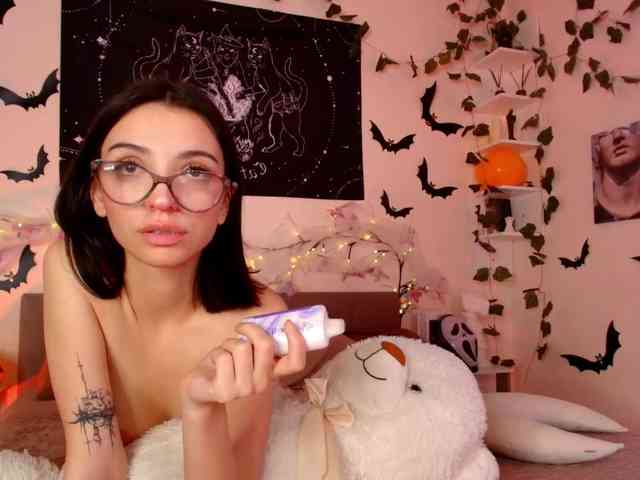 LunaraAdams webcam